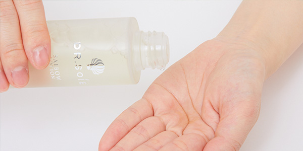 化粧水で肌をしっかり“保水”することで肌を潤いで満たしましょう