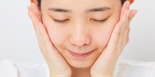 化粧水で肌をしっかり“保水”することで肌を潤いで満たしましょう